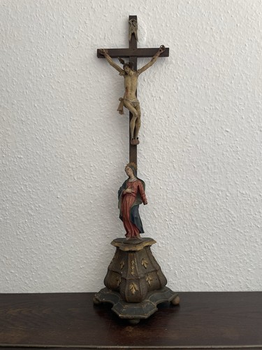 Kruzifix auf sockel - auf,